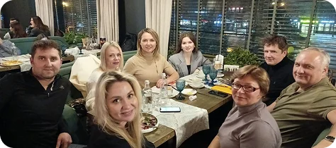 Участники нетворкинга за общим столом в ресторане